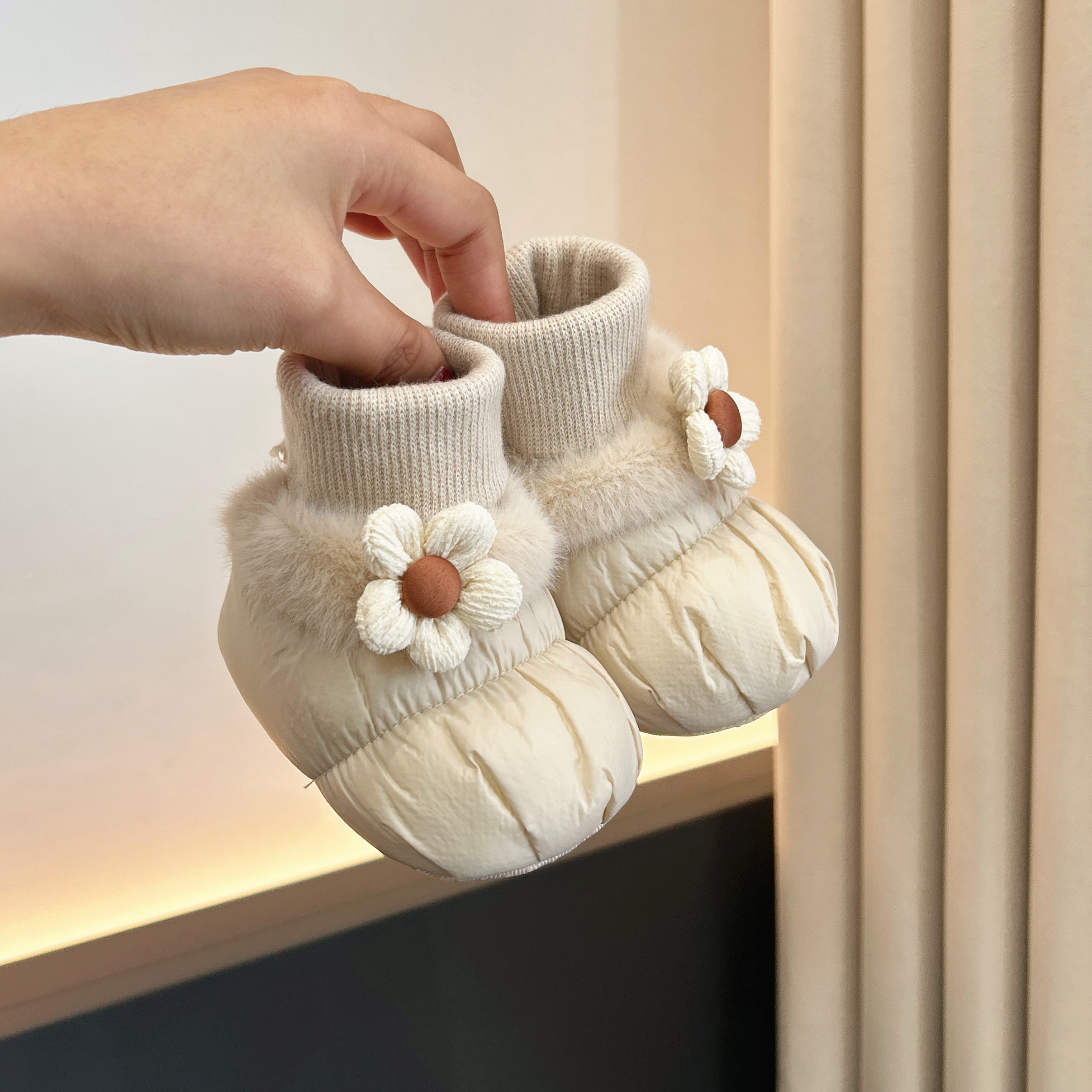 婴儿鞋袜0-1岁公主风软布底加绒保暖女宝宝冬季6-9-12个月不掉鞋 - 图1