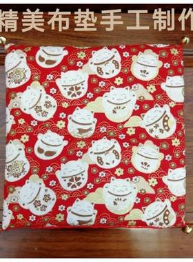 创意招财猫猪摆件布加垫铃围脖件铃铛配工艺礼品摆坐设红垫26764