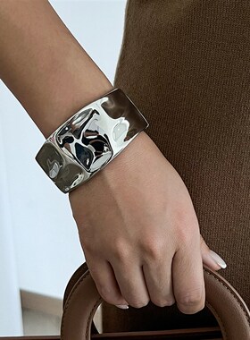 宽版椭圆形凹凸弹簧式手镯女2025春季轻奢时尚网红直Y播拍照配饰