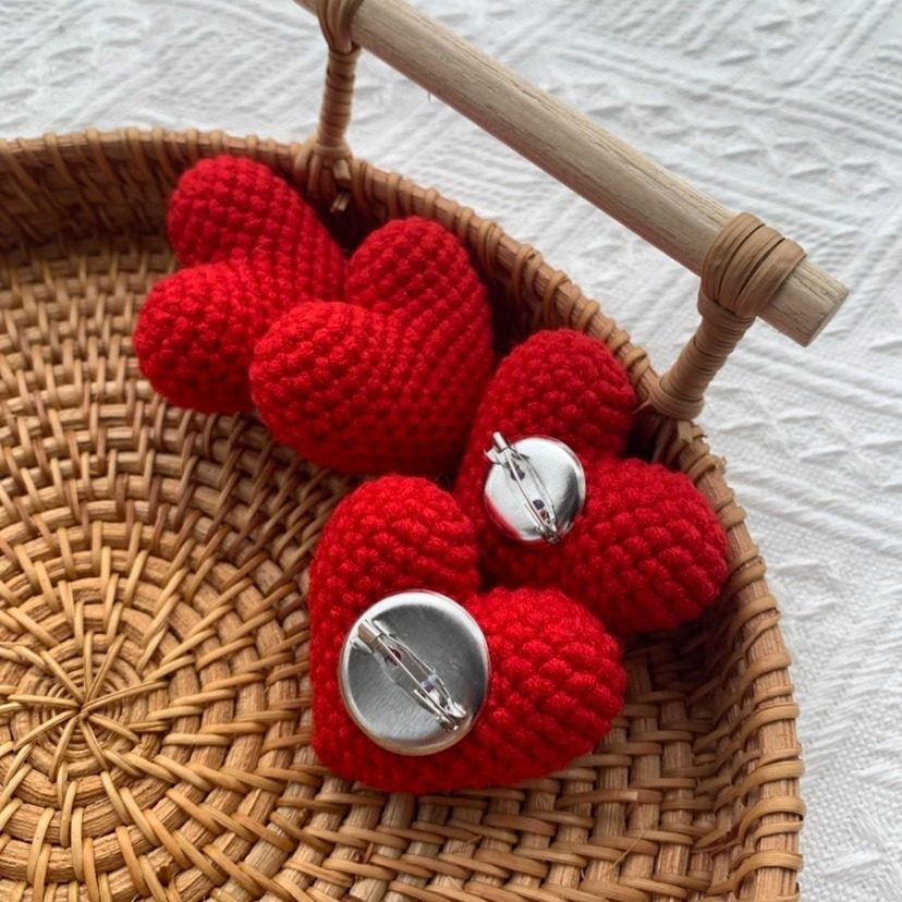 毛线钩织红色爱心胸针手工编织成品衣服饰品送女友礼物结婚伴手礼,淘宝优惠券,粉丝福利购,淘宝优惠卷