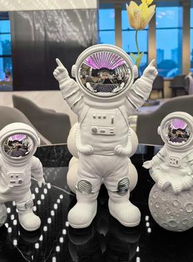 轻奢高档家居新房装饰品太空宇航员酒柜电视柜办公室书柜桌面摆件