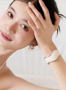 白釉高级感轻奢手镯简约奶白宽面曲线时尚通勤2025年超火新款手镯