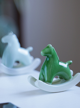 优选创意陶瓷绿马摆件 趣味可爱摇摇马 客厅 书房 茶室桌面装饰品