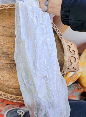 和田玉原石，白玉底色，玉质细腻，表面光滑，保存很好