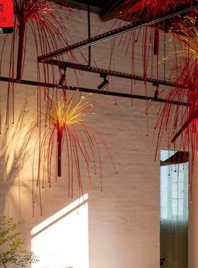 马年装饰新年橱窗竹编烟火创意美陈红色喜庆服装店铺吊饰氛围背景