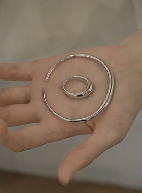极简风银色光面素圈手镯日常清冷