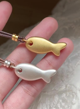 新中式金色磨砂小鱼皮质棕绳项链