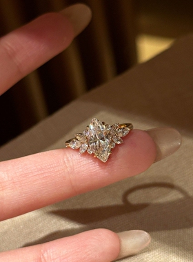 清冷感爆闪仿马眼钻戒指精致轻奢