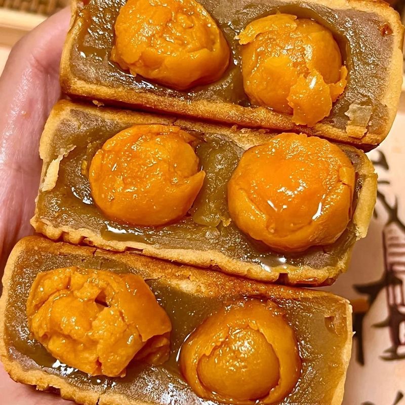 125g双蛋黄莲蓉月饼广式月饼老式中秋月饼咸鸭蛋莲蓉月饼企业团购