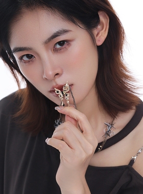 无注册商标暗黑甜酷风蝴蝶吊坠