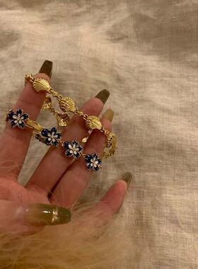 半手镯，一个半手镯，二合一凹凸闺蜜学生，一对女孩，三手镯，女