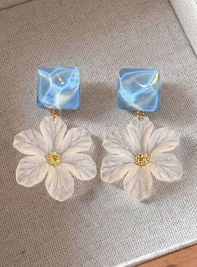 Terzarima蓝色方糖花朵耳环
