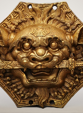 黄铜八角狮头摆件铜兽头风水八卦狮咬剑挂件铜狮子睚眦墙饰门饰品