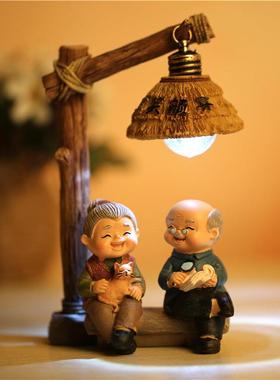 zakka创意日杂老头老太太相知相伴下棋小夜灯 看书情侣摆件935-9