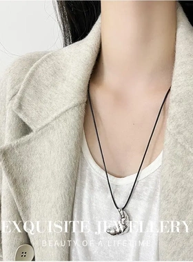 韩系牛角包吊坠黑色皮绳项链女简约百搭气质长款毛衣链锁骨链配饰