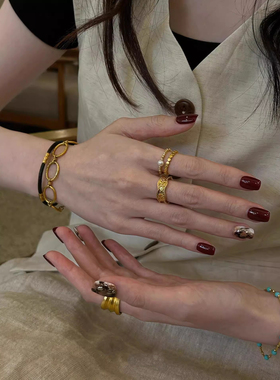 三件可堆叠中世纪宽边金戒指女