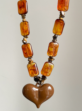 复古琥珀串珠爱心吊坠项链女