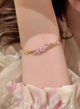 「粉黛缠花」桃花金色手镯