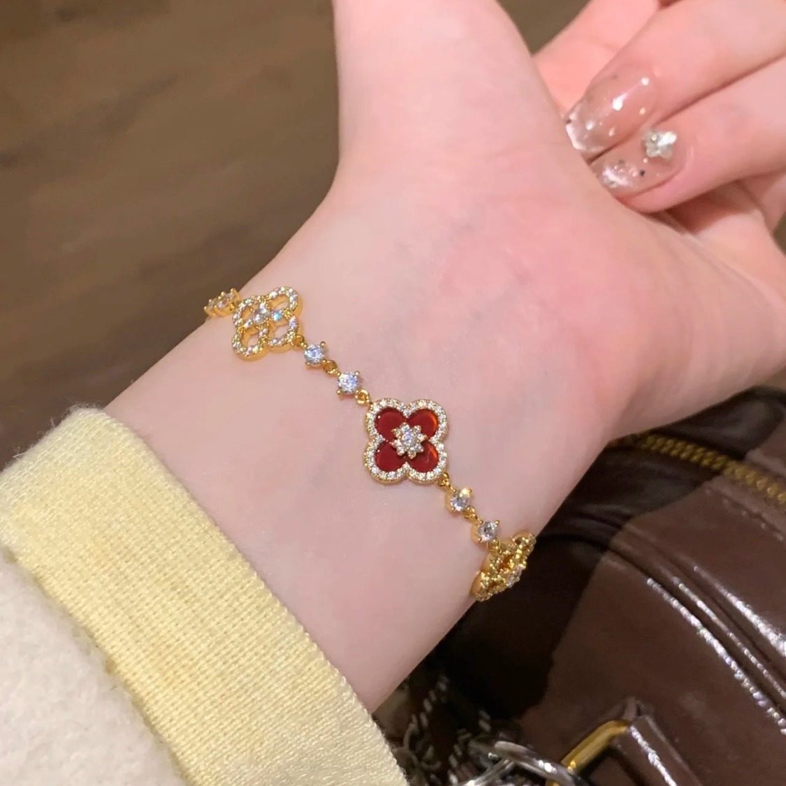 贵气高级感闪钻红色花瓣幸运四叶草手链女轻奢抽拉式水晶贝母手饰,淘宝优惠券,粉丝福利购,淘宝优惠卷
