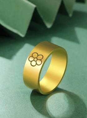 新款时尚通勤简约不锈钢抹黑花朵光面戒指8mm宽18k金不掉色