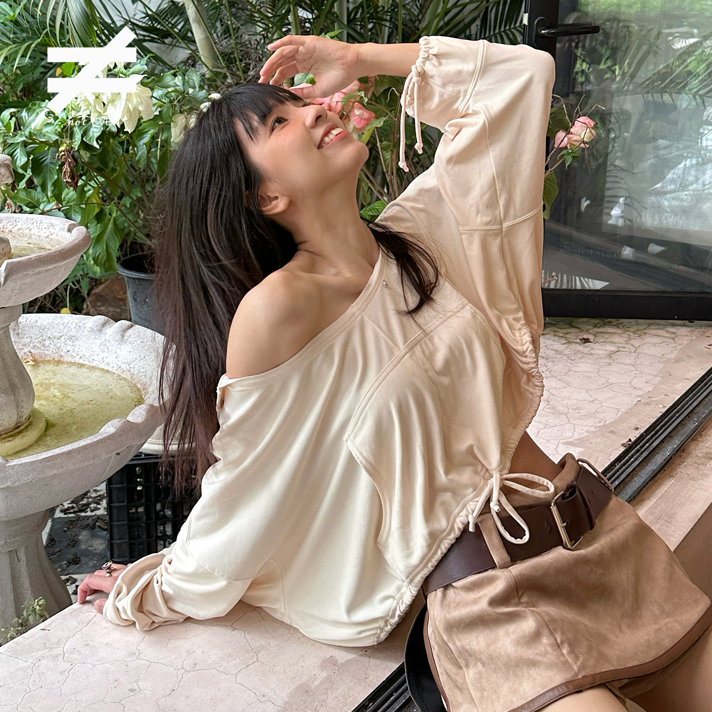 《鹦鹉梨严选》2025秋冬宽松可露肩杏色上衣连帽抽绳卫衣TBE023WH