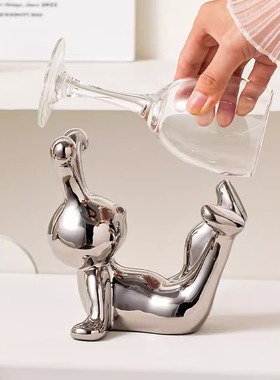 兔子酒架相伴，美酒时光悠然