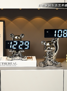 银熊映时影，空间增雅韵