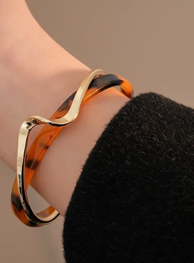 真金电镀亚克力豹纹晕染开口手镯个性设计感手环欧美风手饰女