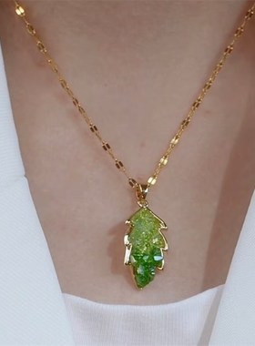 小清新绿色水晶树叶项链2025新款时尚百搭锁骨链气质金枝玉叶颈链