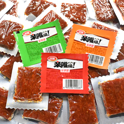 卫龙辣条亲嘴烧网红爆款辣味零食辣片休闲小吃面筋小零食小包装袋