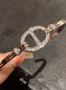 复古气质猪鼻子手镯时尚小众新款字母手环简约满钻轻奢开口镯子