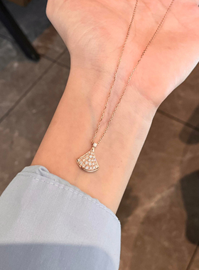 韩秀娜轻奢扇形项链女玫瑰金小裙子锁骨链高级感镶钻吊坠简约气质