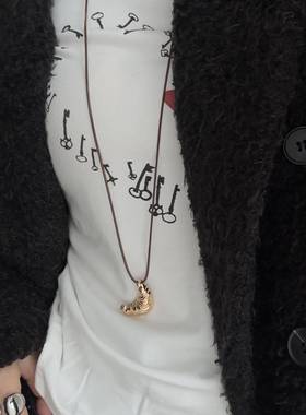 韩系牛角包黑色皮绳项链女2024新款百搭气质长款毛衣链锁骨链配饰