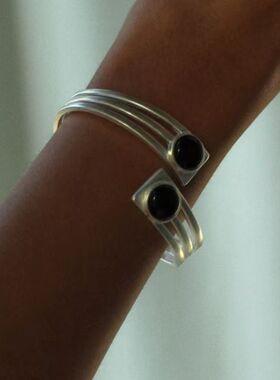 复古前卫黑色珠子手镯原创小众设计高级感简约精致时尚开口腕饰