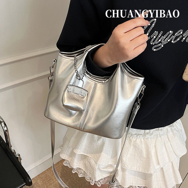 斜挎包女包2025新款银色珍珠链条包高级感小众百搭通勤手提水桶包,淘宝优惠券,粉丝福利购,淘宝优惠卷