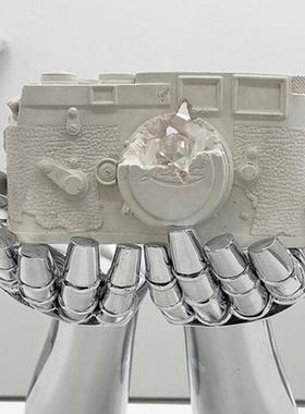 空山基机械手摆件雕塑水晶侵蚀篮球座机电话相潮流ins手托相机