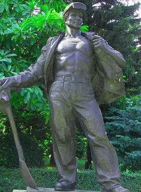 公园景观小品艺术劳动煤矿井建筑工人玻璃钢仿铜雕塑定制户外摆件