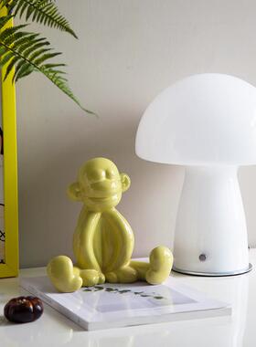 白蓝黄卡通气球猴子坐姿陶瓷摆件玄关电视柜艺术高级可爱抽象动物