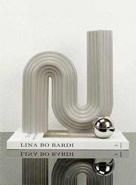 现代简约欧式极简几何S形陶瓷花器花插摆件样板房售楼处软装饰品