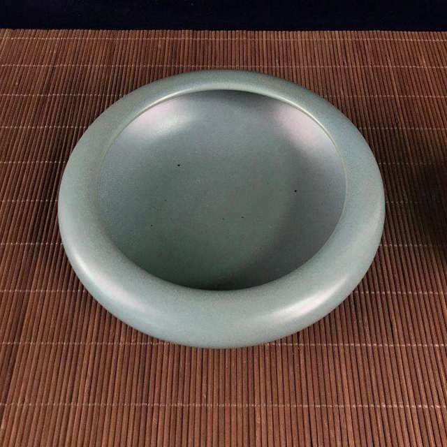 Antiques and miscellaneous retro crafts, old blue glaze pen wash, ashtray, home living room decorations