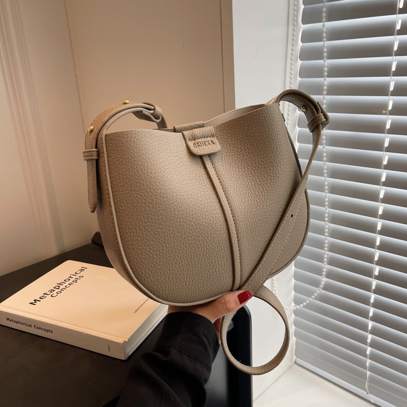 今年流行包包e女2023新款高级感休闲马鞍包小众百搭单肩斜挎水桶,淘宝优惠券,粉丝福利购,淘宝优惠卷