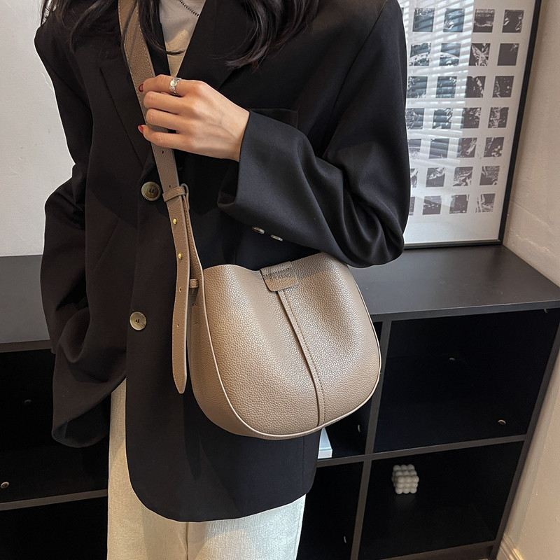 今年流行包包e女2023新款高级感休闲马鞍包小众百搭单肩斜挎水桶,淘宝优惠券,粉丝福利购,淘宝优惠卷