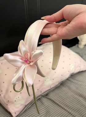 立体丝绸百合花发箍日常百搭增高颅顶显脸小流苏飘带布艺花朵发饰