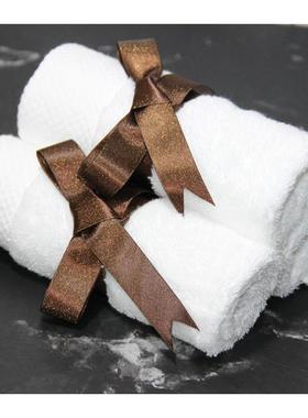 展厅卖场店面浴室柜软装深蓝丝带小毛巾卷样板房卫生间浴缸绑方巾