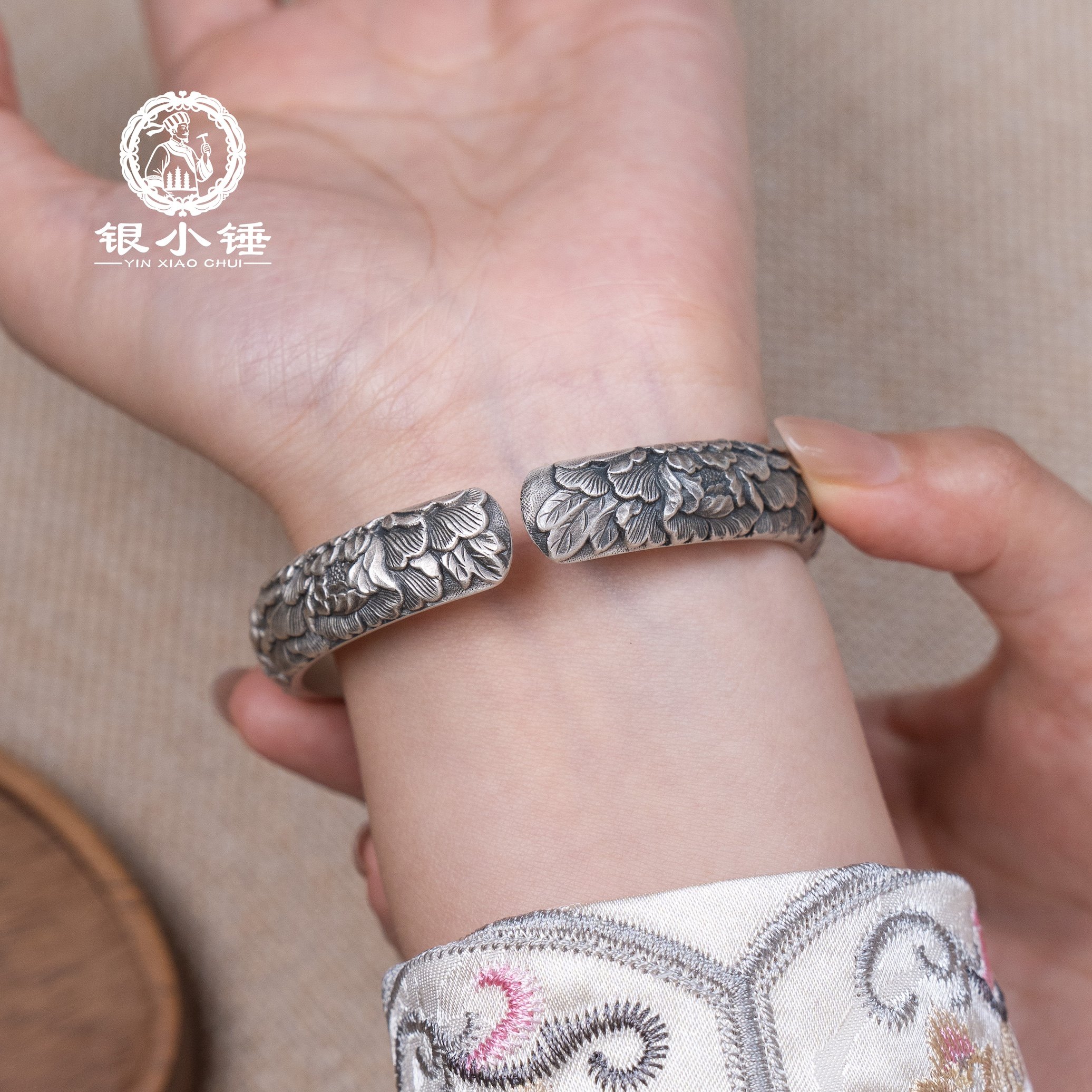 丹凤凝祥 大理银小锤古法手工錾刻立体牡丹花999足银手镯/可定制,淘宝优惠券,粉丝福利购,淘宝优惠卷