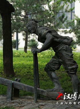 推石碾子母女人物雕塑民s俗小品雕塑公园景观雕塑大型广场玻璃钢