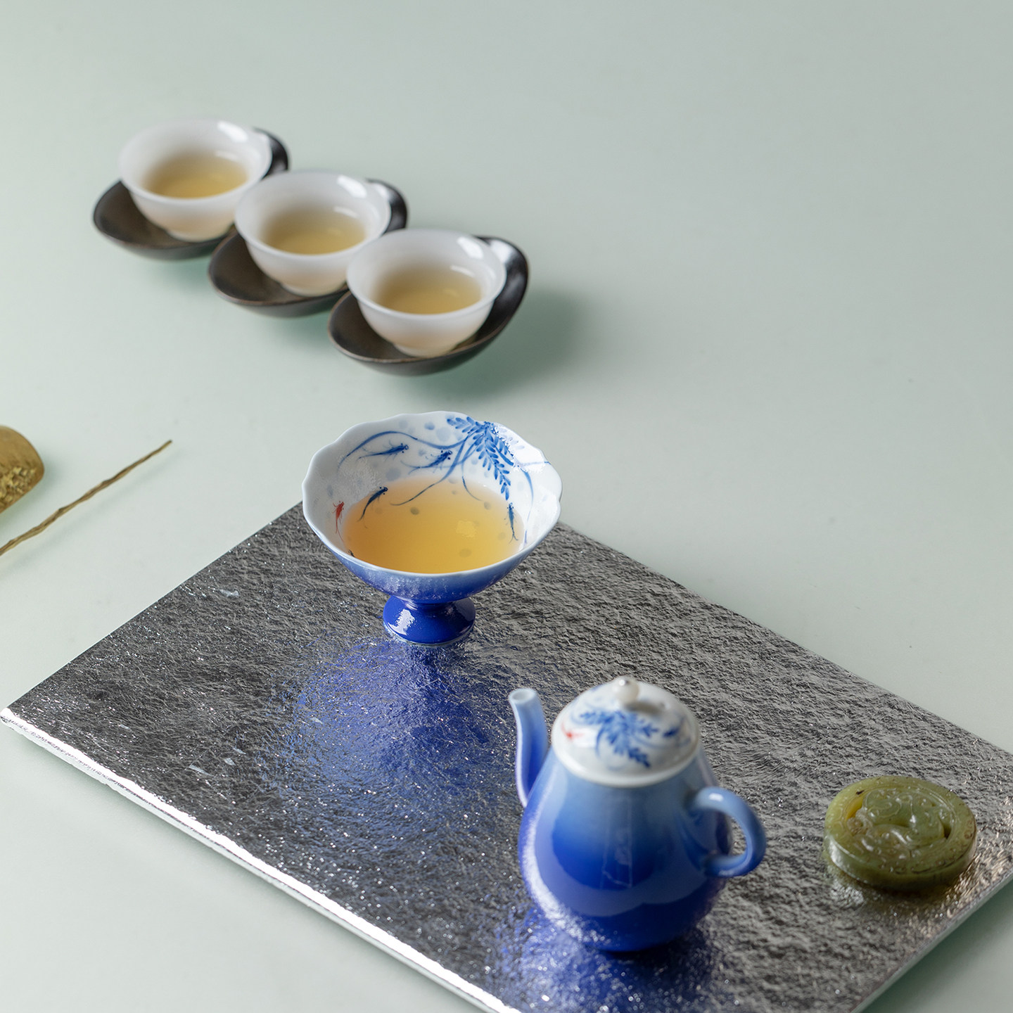 Jingdezhen hand-painted fish leaping into the clear water, a pot and a cup