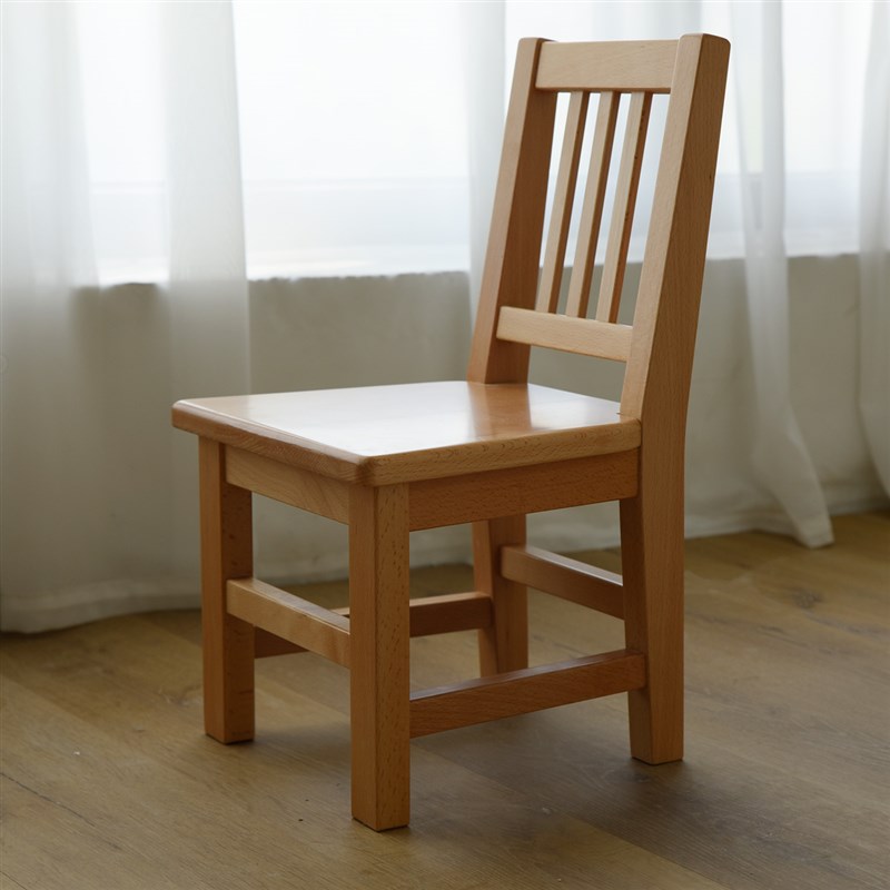 Shipped: a table with four small benches, a small beech wood square table and small chairs, a five-piece children's table, chair and dining table set