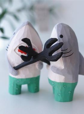 实木鲨叉小木雕摆件创意手工雕刻搞怪桌面鲨鱼情侣七夕沙雕礼物