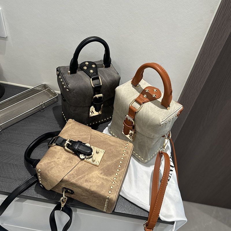 今年流行包包女2025新款通勤百搭爆款斜挎小包超火手提盒子水桶包,淘宝优惠券,粉丝福利购,淘宝优惠卷